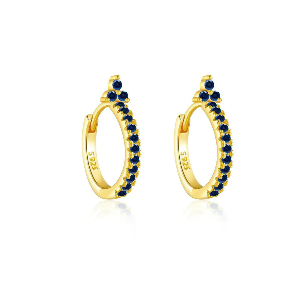 Goldene Creolen mit tiefblauen Zirkonpunkten – ohne Lichtspiel