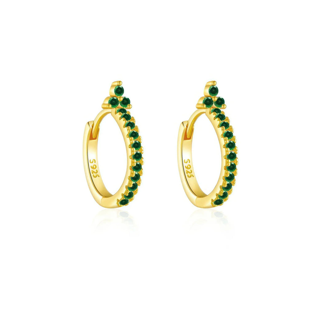 Klare Creolen mit smaragdgrünen Steinen – rund, glatt, goldfarben