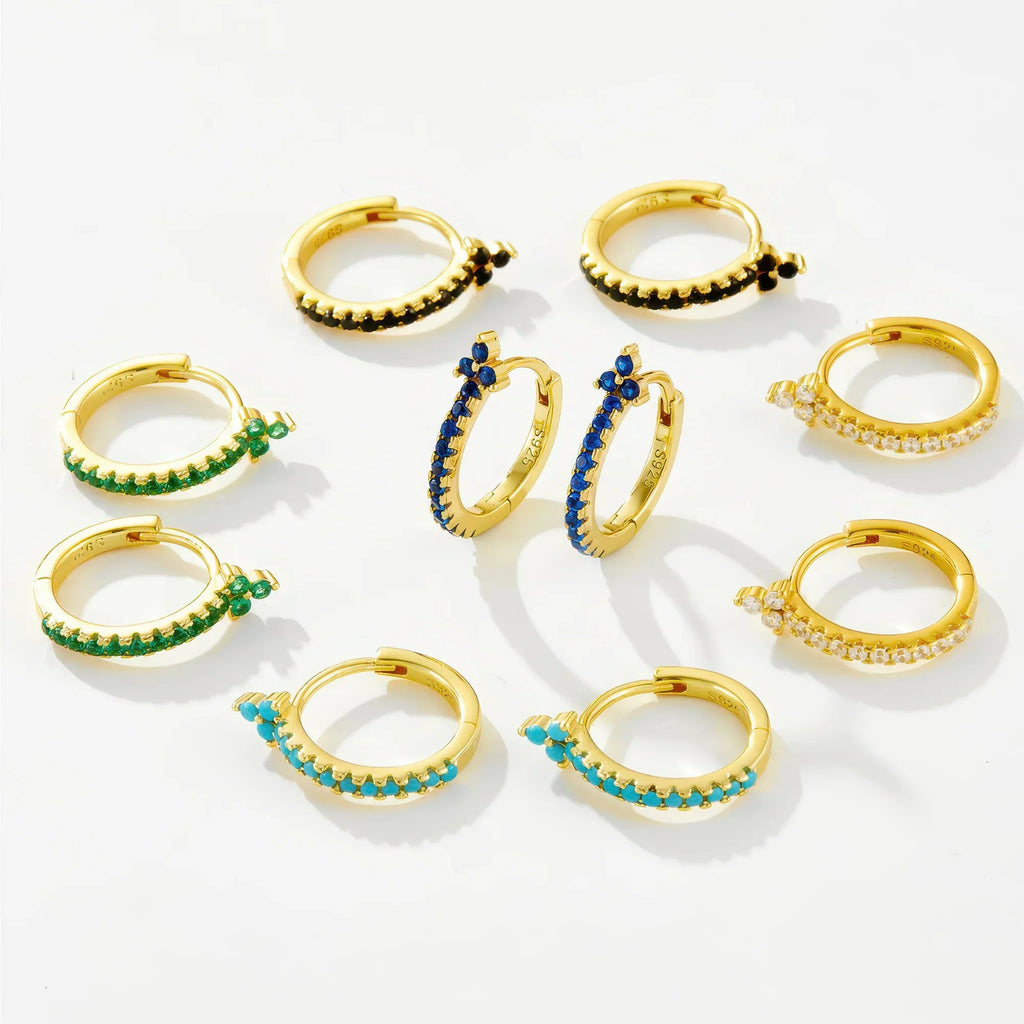 Fünf goldene Creolenpaare mit Zirkon in Schwarz, Weiss, Türkis, Blau und Smaragd – klar gefasst