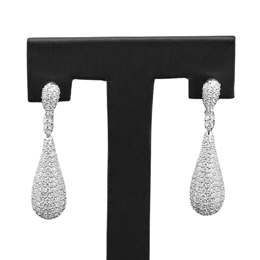 Silberne Tropfenohrringe mit Zirkonia auf schwarzem Display fixiert