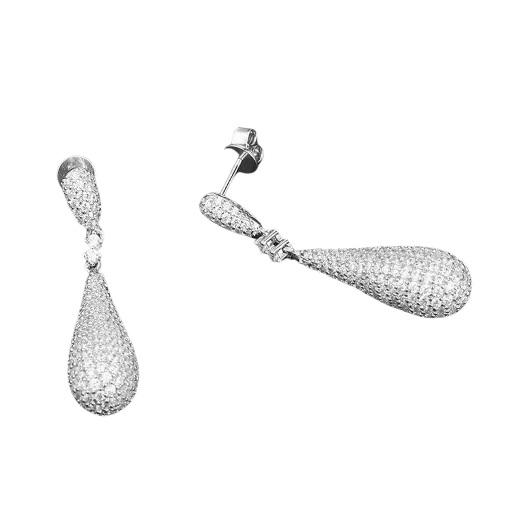 Ein einzelner Tropfenohrring mit Stecker, schräg liegend auf Weiss