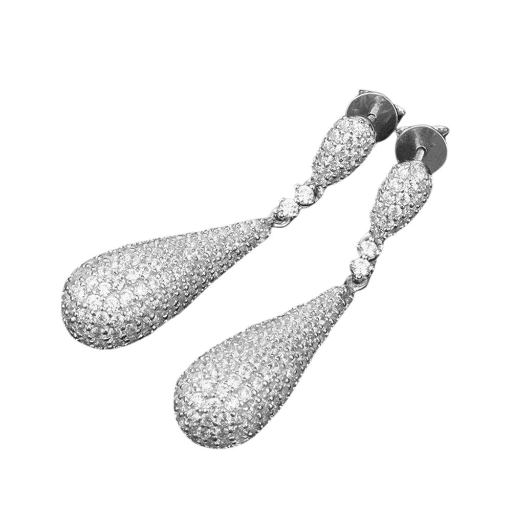 Tropfenförmige Ohrhänger mit Zirkonia – leicht schräg im Paar angeordnet