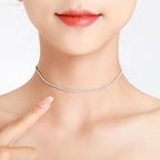 Getragene Silberkette mit Zirkoniafassungen – strukturiert, klar und dezent funkelnd für moderne Looks