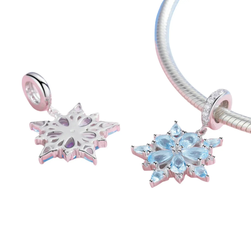 Vorder- und Rückseite des Schneeflockenanhängers aus Silber